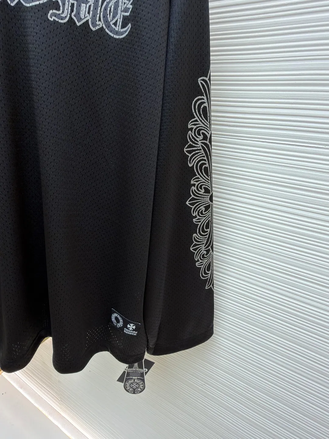 Chrome Hearts Ice Hockey Uniform Letter Printed Long Sleeve ●Original: Purchased and developed by 15539 ●Item No.: 1681770-A15 ●Fabric: High-density breathable mesh fabric ●Technology: Printing ●Color: Black ●Version: Fitted version ●Weight: about 565 grams ●Size: S-M-L ●Description: Made of high-density breathable mesh fabric, treated with soft washing technology, it is smooth to the touch and breathable, and will not feel stuffy after long-term wear. The side of the trousers is decorated with embossed pattern embroidery, which is made through multi-layer needlework technology. The texture is three-dimensional and exquisite, and it is not easy to fall off, highlighting the dark aesthetic style of the brand. The waist is equipped with a drawstring design, which is suitable for various waistlines and can be worn without restraint. The fit is a loose, straight cut, with natural hems to ensure a neat look and plenty of room for movement. The stitching of the whole trousers is neat and even, and there is no accumulation of burrs in the details. The size is measured manually (an error of 1-3CM is normal). The craftsmanship balances comfort attributes and trendy design. It is a street style item with both practicality and style. The overall wiring is straight and delicate, the fabric is comfortable and soft, and the color is consistent without color difference. It can be matched with the same style to create a fashionable look and control various occasions. Customized accessories, complete with three standards, same style for men and women!